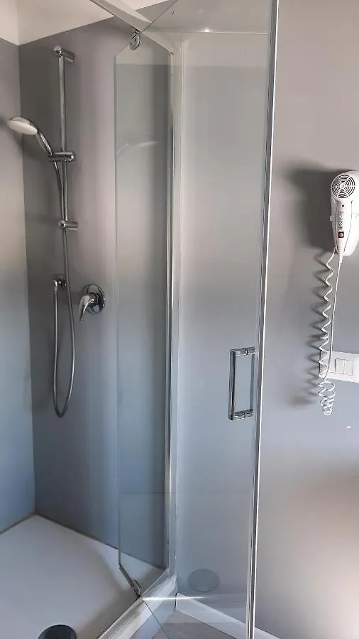 Bergamo GuestHouse - Self Check-in Curno Italia